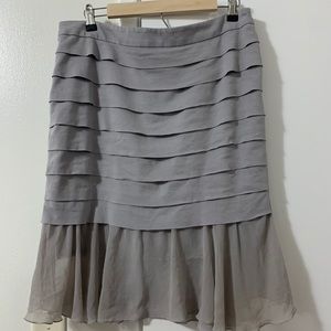 Grey tier tulle trim skirt.